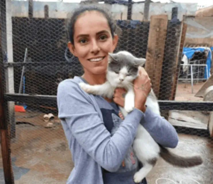 Voluntária com gato resgatado
